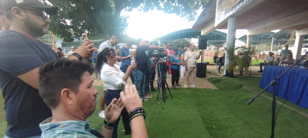 Productores y medios de comunicación durante el encuentro en Asobarinas