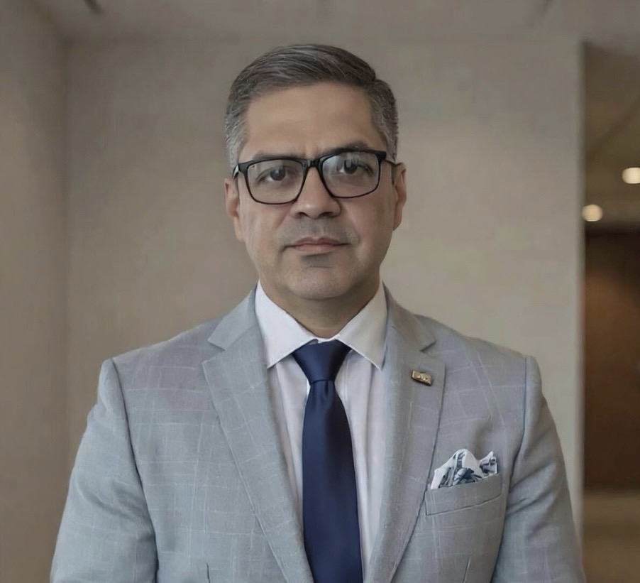 Retrato de Ernesto Márquez, autor del artículo